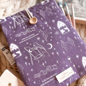Feyre An die Sterne, die zuhören und Träume wahr werden lassen. ACOTAR-Buchhülle (offiziell lizenziertes SJM-Merch) Velaris-Buchgeschenk – lila