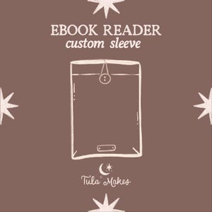 Może przedstawiać: Biały szkic niestandardowego etui na czytnik e-booków z zapięciem na guzik. Tekst "EBOOK READER custom sleeve" znajduje się nad szkicem. Tekst "Tula Makes" znajduje się pod szkicem z półksiężycem i gwiazdą.