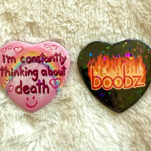 Estou constantemente pensando sobre a morte e botões de coração holográficos de Boobz