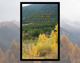 Puede incluir: Una cita motivacional sobre que la hierba es más verde en el otro lado, con una imagen escénica de un bosque con un lago en el fondo. La cita dice: "La mayoría de la gente asume que la hierba es más verde en el otro lado, hasta que llegas allí y te das cuenta de que necesitas una cortadora de césped más grande."