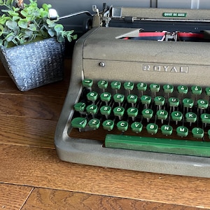 Vintage Typewriter - Royal Quiet De Luxe - With Carrying Case