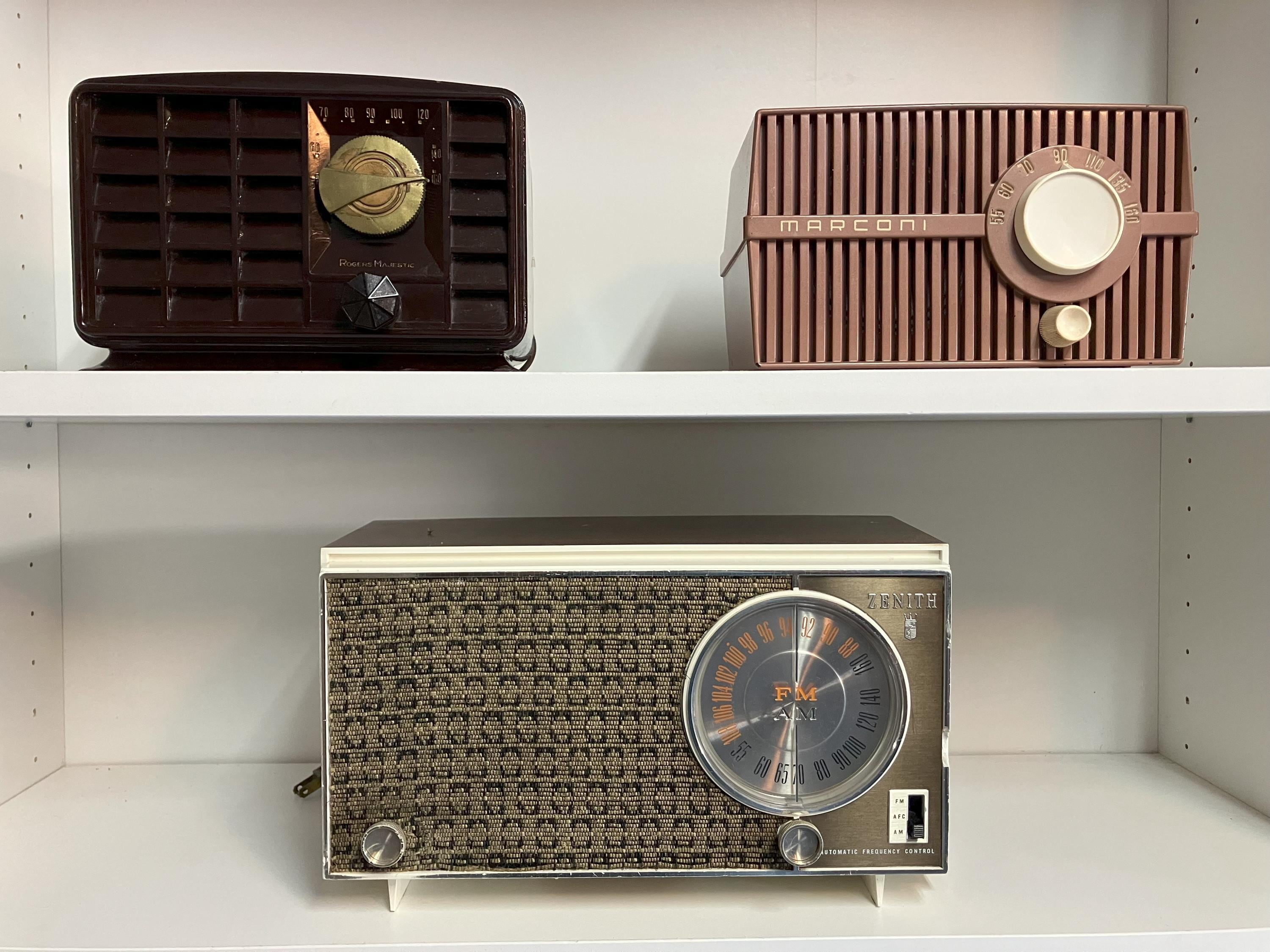洋書 Classic Plastic Radio of the 30s and 40s Classic Plastic Radios of the 1930s and 1940s by John Sideli
