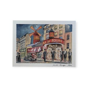 Può includere: Un dipinto ad acquerello che raffigura il Moulin Rouge di Parigi di notte. La scena presenta l'iconico mulino a vento rosso, un'auto d'epoca e figure in abiti formali davanti all'edificio con il testo Moulin Rouge Paris.