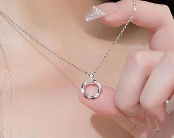 Collar de plata de ley 925 de diseño minimalista.