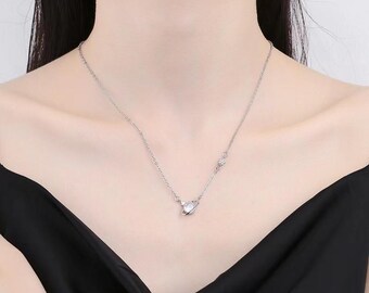 Collar de plata de ley 925 de diseño minimalista.
