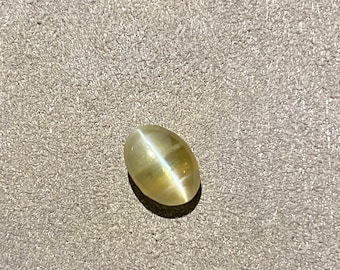 Natürlicher Katzenauge Chrysoberyll 1.72 Karat Oval Cabochon