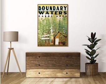 Peut inclure: Une affiche de voyage vintage faisant la publicité de la Boundary Waters Canoe Area. L'affiche représente un chalet dans une forêt avec le texte "Boundary Waters Canoe Area" en lettres noires et jaunes.