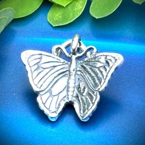 Dije o colgante de mariposa maciza de plata de ley - 16 mm - Preciosa mariposa morfo azul - Legacy Silver Supplies C418