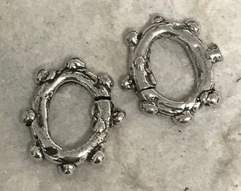 2 stora och tjocka hängringar i sterlingsilver - 14 mm x 12 mm prickiga rustika länkar eller kopplingar i sterlingsilver - Legacy Silver Supplies AC63
