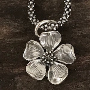 スターリングシルバーの美しいハナミズキの花のチャーム - 12.2 mm 春の桜の花のペンダント - ダングル - Legacy Silver Supplies C87