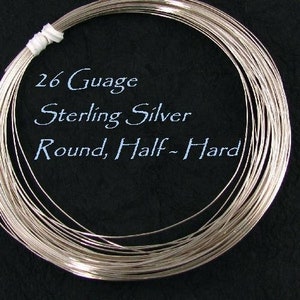 Può includere: Una bobina di filo tondo in argento sterling da 26 gauge, semi-duro.