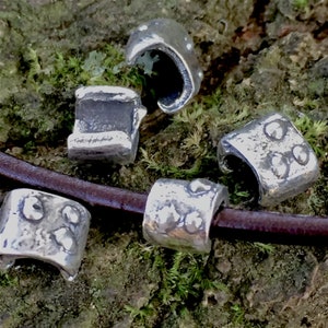 Perline a cricchetto in argento sterling - 2 perline artigianali in pelle punteggiata e irregolare - Copri-cricchetto rustici - Legacy Silver Supplies AC60