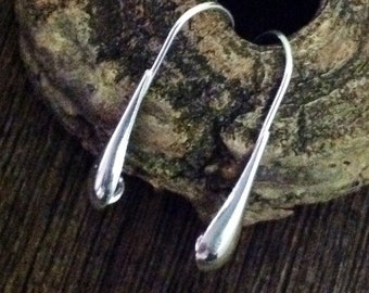 Ganchos de brinco franceses em prata de lei, elegantes e sofisticados, com design em formato de gota. Componentes e peças para brincos. Legacy Silver Supplies E82/a/b