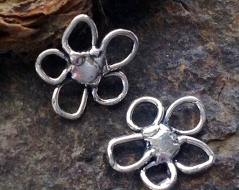 2 rustika blomsterberlocker i sterlingsilver - kopplingar, hängen eller länkar - Happy Flowers Lost Wax - LegacySilverSupplies - AC169