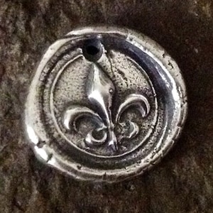 Berloque de Flor de Lis em Prata de Lei - 1 Berloque Rústico com Lacre de Cera - Redondo de 15 mm - Brasão Real da França - Legado em Prata - AC149