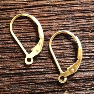 Puede incluir: Dos ganchos para pendientes de color dorado. Los ganchos son de metal y tienen forma de lágrima.