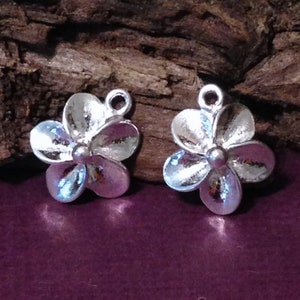 Pingentes de plumeria de prata esterlina, 2 pingentes de flores - brincos pendentes de flor tropical de 10 mm - mini pingente de primavera - Legacy Silver Supplies C214