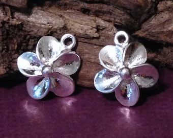 Pingente de plumeria em prata esterlina com 2 pingentes de flores - Brincos pendentes de flor tropical de 10 mm - Mini pingente de mola - Legacy Silver Supplies C214