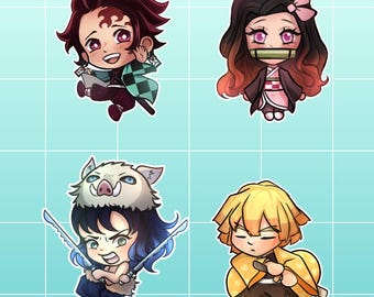 Op de afbeelding: Vier anime-personages uit de Demon Slayer-serie. De personages zijn Tanjiro Kamado, Nezuko Kamado, Zenitsu Agatsuma en Inosuke Hashibira. De personages zijn getekend in een chibi-stijl en dragen hun kenmerkende outfits.