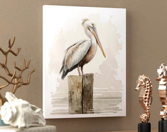 Könnte beinhalten: Ein Aquarellbild eines weißen Pelikans, der auf einem Holzpfosten sitzt. Der Pelikan hat einen langen Schnabel und steht auf einem Bein. Der Hintergrund ist ein weicher Aquarell-Wasch in Blau und Rosa.