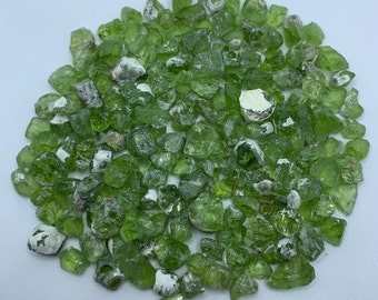 500 Karat Rohperidot aus Pakistan, für wire wrapping, kleine Cabochon Qualität, raue grüne Farbe, zum Heilen