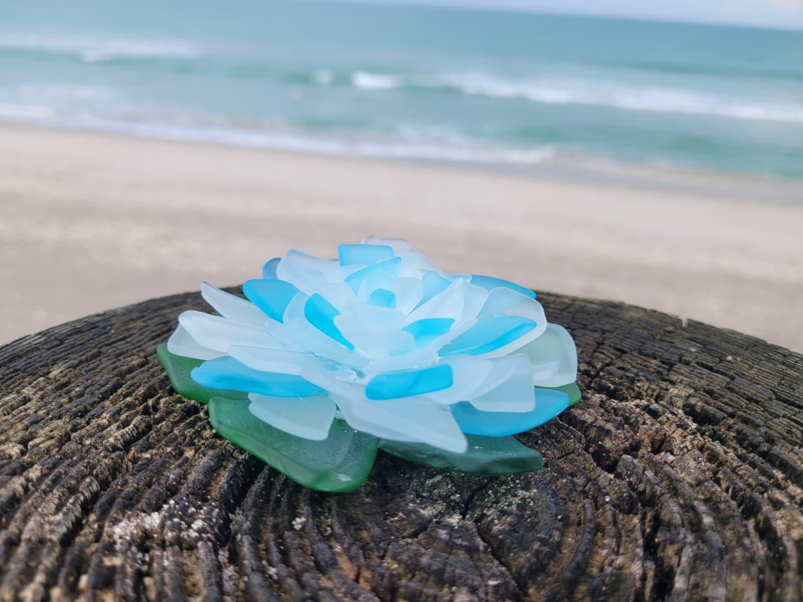 Seaglass Flower - Blue/White with green - small - Thumbnail 3