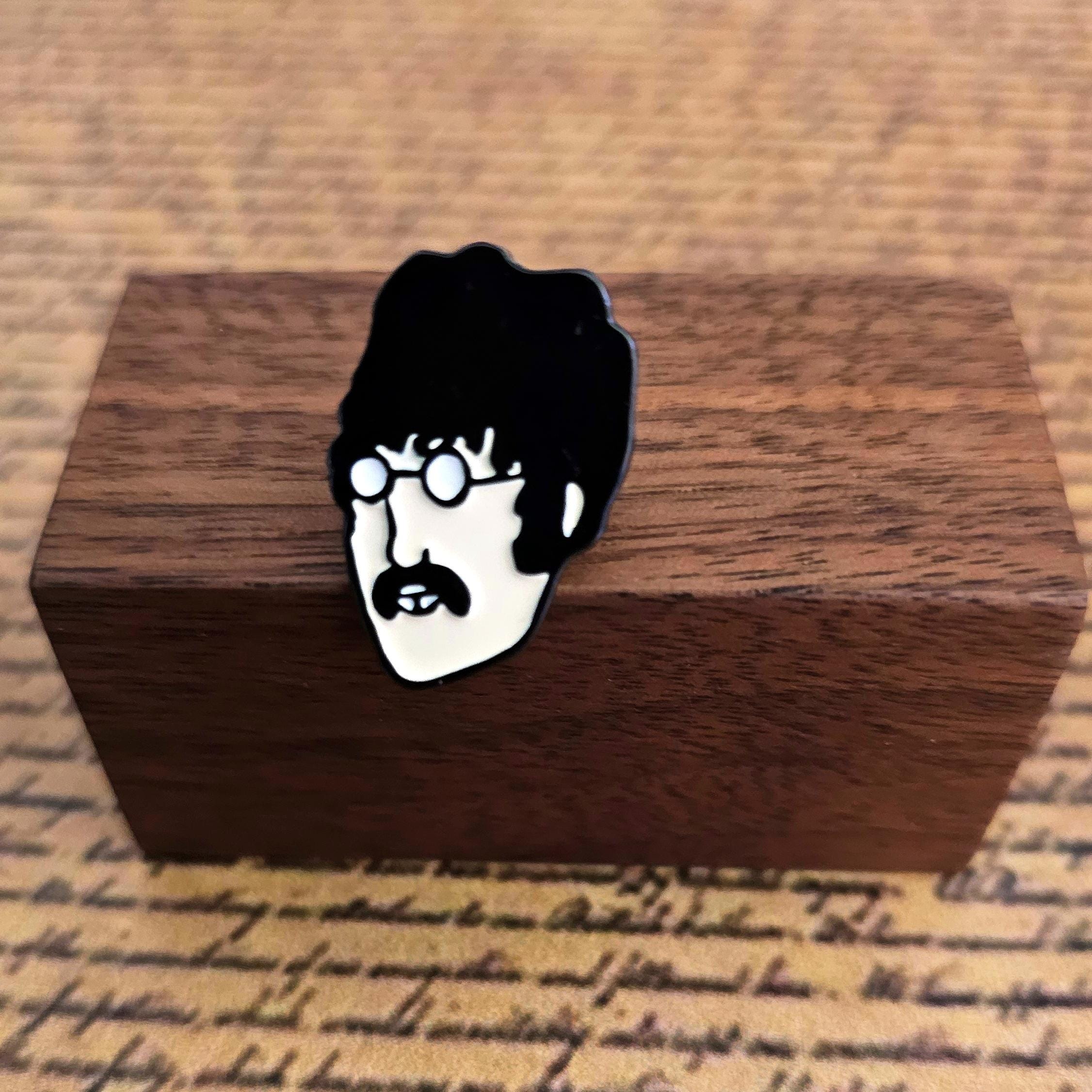 独特な John Lennon Badge - Etsy 小物