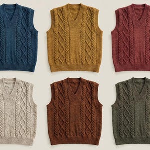Könnte beinhalten: Sechs V-Ausschnitt-Strickwesten mit Zopfmuster in verschiedenen Farben: Marineblau, Senfgelb, Burgunderrot, Hellbeige, Schokoladenbraun und Olivgrün. Die Westen haben ein klassisches, strukturiertes Design.