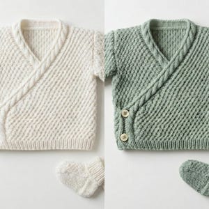 Può includere: Due cardigan lavorati a maglia in stile avvolgente con scarpine abbinate. Un cardigan è color crema e l'altro è verde salvia. Entrambi presentano un motivo a trecce diagonali, uno scollo a V e due bottoni rotondi sul lato.