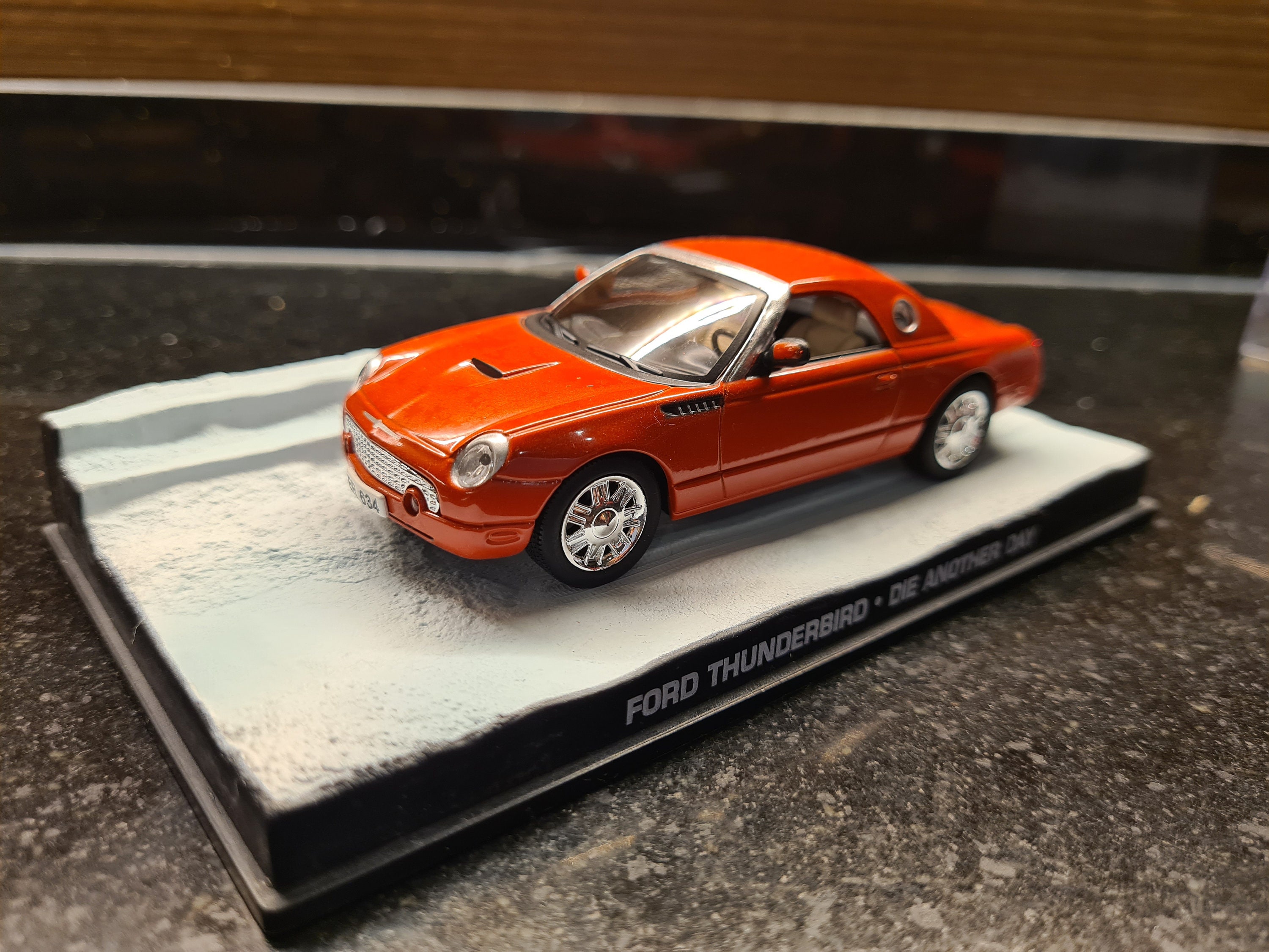 Ford Thunderbird James Bond 007 VANQUISH 1/18 - Rouge - Métal - Occasion