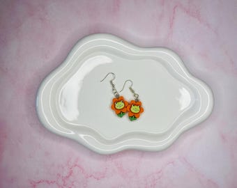 Orecchini pendenti a forma di rana con fiore