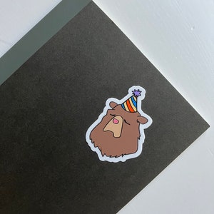Ours endormi • A besoin de plus de sommeil Ours mignon, amoureux des animaux, autocollant en vinyle imperméable et résistant aux intempéries, cadeaux pour bouteilles d'eau, ordinateurs portables, étuis de téléphone