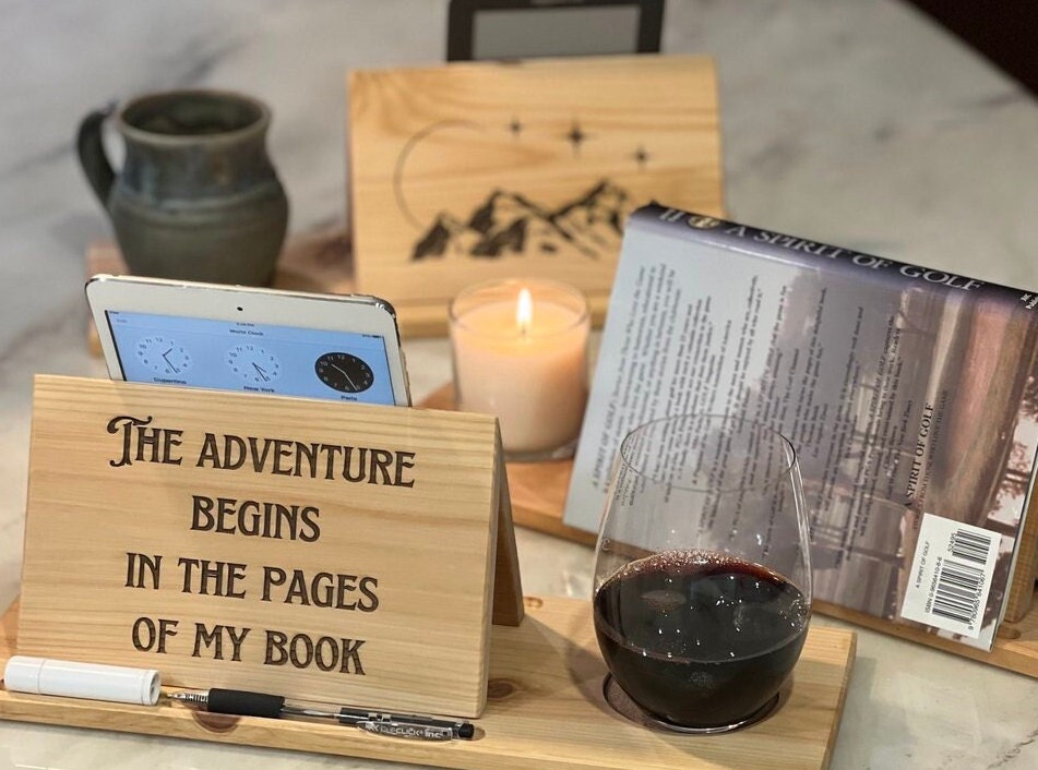 Cedar Book Valet : table de chevet, livre, tablette et porte-gobelet