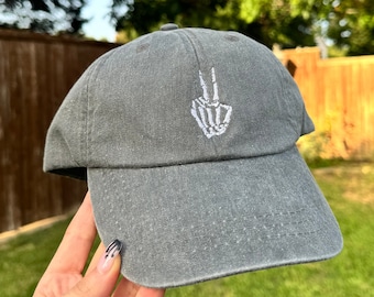 Gorra de papá con mano de esqueleto bordada con vibraciones espeluznantes personalizadas, gorra ajustable, accesorios espeluznantes de Halloween, símbolo de la paz, gorra de béisbol, regalo para ella