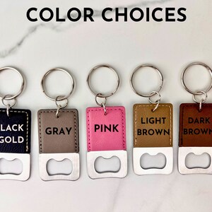 Puede incluir: Cinco llaveros con abridores de botellas. Los llaveros est&aacute;n disponibles en negro/dorado, gris, rosa, marr&oacute;n claro y marr&oacute;n oscuro.