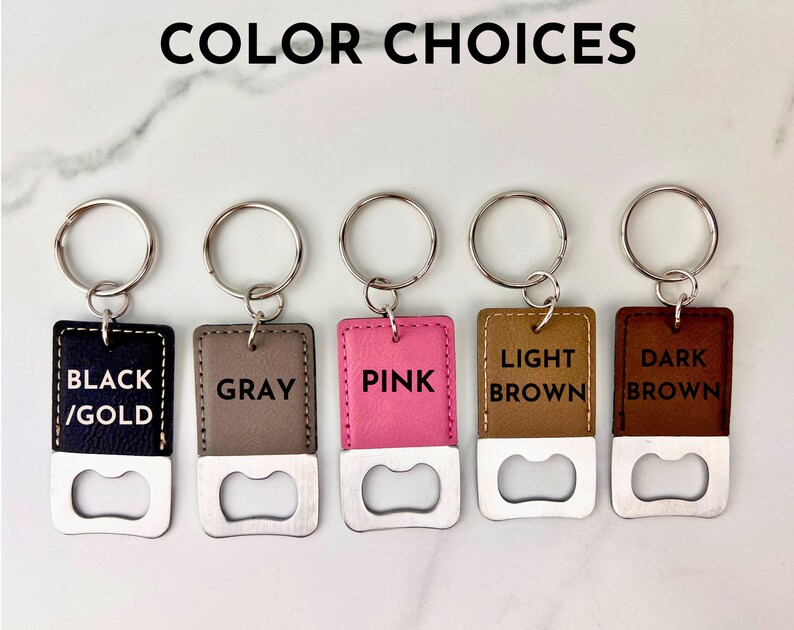 Puede incluir: Cinco llaveros con abridores de botellas. Los llaveros est&aacute;n disponibles en negro/dorado, gris, rosa, marr&oacute;n claro y marr&oacute;n oscuro.