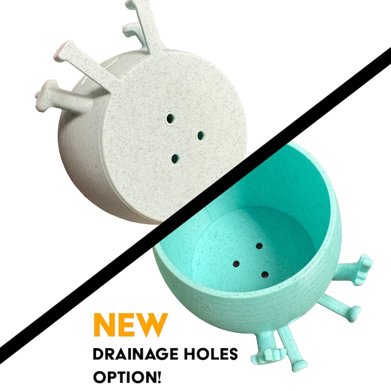 K&ouml;nnte beinhalten: Zwei hellblaue Pflanztopf mit Abzugsl&ouml;chern. Der Topf links hat keine Abzugsl&ouml;cher, w&auml;hrend der Topf rechts Abzugsl&ouml;cher hat. Der Text "NEW DRAINAGE HOLES OPTION!" wird unter den T&ouml;pfen angezeigt.