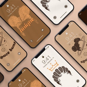 Könnte beinhalten: Sechs verschiedene Handy-Bildschirmbilder mit braunem Hintergrund. Jedes Design zeigt eine andere Illustration einer Frau mit einer einzigartigen Frisur und dem Text "space buns" oder "unique".