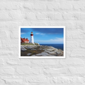 Puede incluir: Una impresión enmarcada de una escena costera con un faro blanco con la parte superior roja y un edificio rojo adyacente. El faro se alza sobre un acantilado rocoso con vistas al océano azul bajo un cielo parcialmente nublado. La impresión está en un marco blanco.