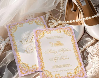 以下が含まれることがあります： 金色のフィリグリーの縁とテキストが入った結婚式の招待状。 「オードリー・ヘプバーンとメル・フェラー」の名前が特徴です。白いハイヒールとパールのジュエリーも、レースとチュールの背景に表示されています。