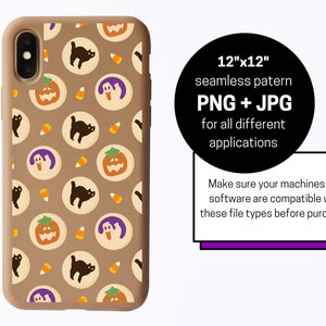 Op de afbeelding: Een bruine iPhone-hoes met een herhalend patroon van zwarte katten, pompoenen, paarse geesten en gele ma&iuml;s op een bruine achtergrond. De hoes is 30,48 cm bij 30,48 cm en is beschikbaar in PNG- en JPG-formaten.