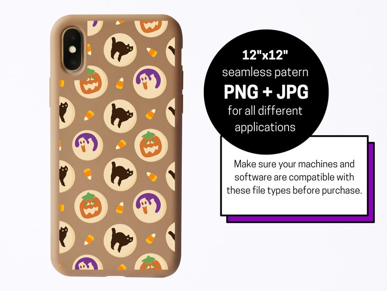 Op de afbeelding: Een bruine iPhone-hoes met een herhalend patroon van zwarte katten, pompoenen, paarse geesten en gele ma&iuml;s op een bruine achtergrond. De hoes is 30,48 cm bij 30,48 cm en is beschikbaar in PNG- en JPG-formaten.