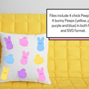 K&ouml;nnte beinhalten: Ein wei&szlig;es Kissen mit acht bunten Cartoon-Peeps, darunter gelbe, rosa, lila und blaue Hasen-Peeps und gelbe K&uuml;ken-Peeps. "Files include 4 chick Peeps and 4 bunny Peeps (yellow, pink, purple and blue) in both PNG and SVG format." steht auf einem rosa und wei&szlig;en Rechteck.