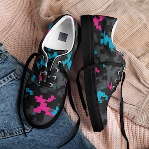 Women’s lace-up canvas shoes