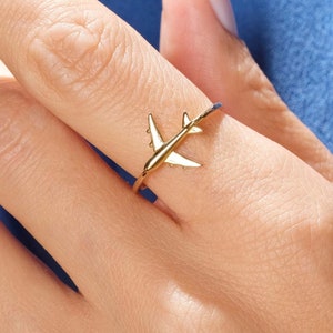 💍 Female Pilot Ring – 14K Solid Gold Airplane Jewelry Travel Ring for Women

Celebrate your passion for the skies with this elegant airplane-inspired ring, beautifully crafted from solid 10K, 14K, or 18K gold. A perfect piece for pilots, flight attendants, travelers, and aviation enthusiasts, this ring symbolizes freedom, ambition, and adventure.
