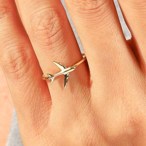 Celebrate your love for adventure with our traveler ring gold, a sleek and meaningful accessory for those always on the move. This stylish airplane ring 14K and Airplane ring gold design is perfect for any female pilot ring or aviation enthusiast. With its minimal plane ring design and elegant 18K stackable ring form, it's ideal for everyday wear. Whether you're looking for something gifted for hostess, travellers jewelry,