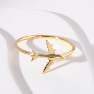 Celebrate your love for adventure with our traveler ring gold, a sleek and meaningful accessory for those always on the move. This stylish airplane ring 14K and Airplane ring gold design is perfect for any female pilot ring or aviation enthusiast. With its minimal plane ring design and elegant 18K stackable ring form, it's ideal for everyday wear. Whether you're looking for something gifted for hostess, travellers jewelry,