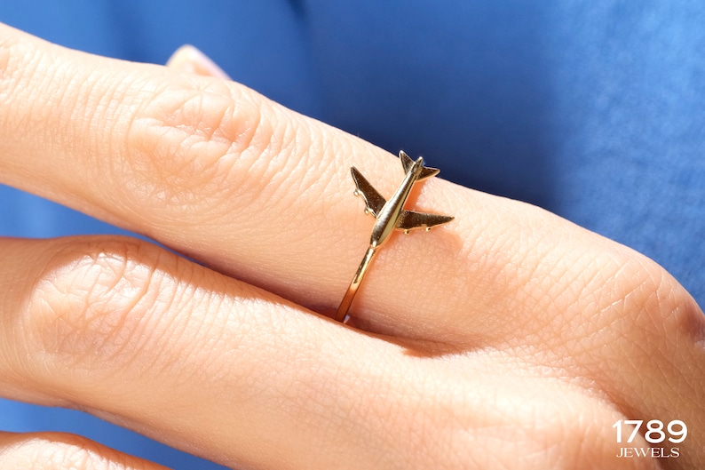 💍 Female Pilot Ring – 14K Solid Gold Airplane Jewelry Travel Ring for Women

Celebrate your passion for the skies with this elegant airplane-inspired ring, beautifully crafted from solid 10K, 14K, or 18K gold. A perfect piece for pilots, flight attendants, travelers, and aviation enthusiasts, this ring symbolizes freedom, ambition, and adventure.