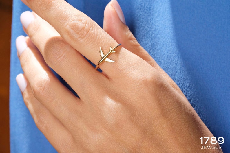 💍 Female Pilot Ring – 14K Solid Gold Airplane Jewelry Travel Ring for Women

Celebrate your passion for the skies with this elegant airplane-inspired ring, beautifully crafted from solid 10K, 14K, or 18K gold. A perfect piece for pilots, flight attendants, travelers, and aviation enthusiasts, this ring symbolizes freedom, ambition, and adventure.