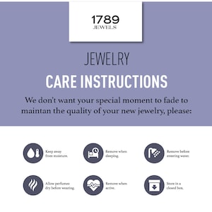 Pode incluir: Um gr&aacute;fico de cor roxo claro com o texto "1789 Jewels Joias Instru&ccedil;&otilde;es de cuidados" e uma lista de instru&ccedil;&otilde;es para o cuidado de joias. As instru&ccedil;&otilde;es incluem manter as joias longe da umidade, remover as joias ao dormir, remover as joias antes de entrar na &aacute;gua, deixar os perfumes secarem antes de usar as joias, remover as joias quando estiver ativo e guardar as joias em uma caixa fechada.